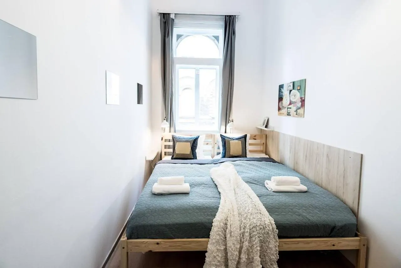 Cosy And Central Apartment With 4 Bedrooms And A/C Budapest 0*,  Ungern