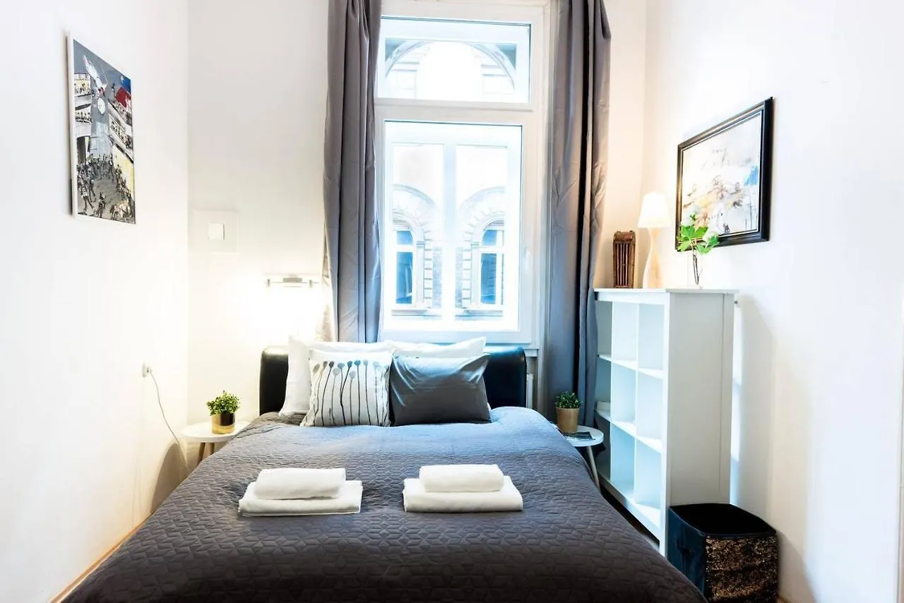 Cosy And Central Apartment With 4 Bedrooms And A/C Budapest