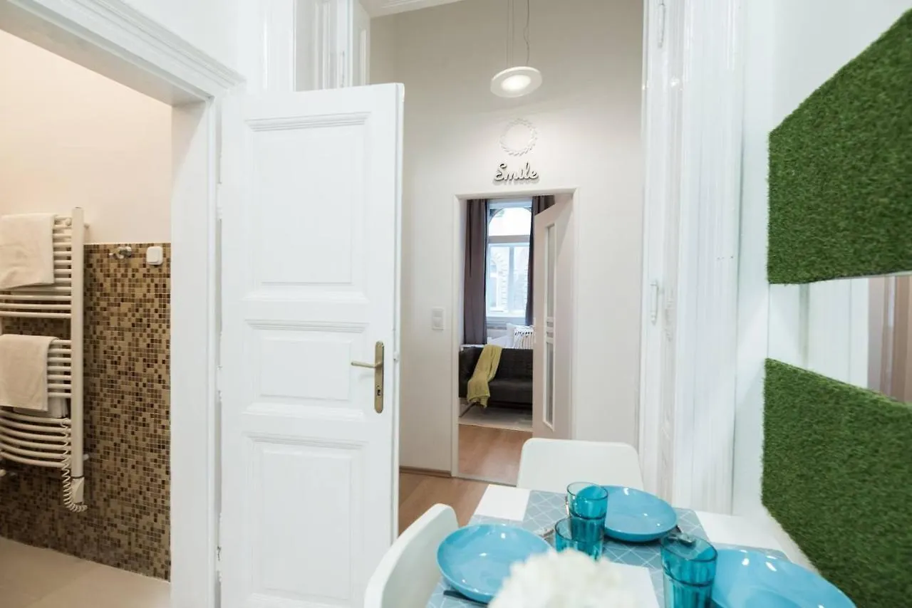 Cosy And Central Apartment With 4 Bedrooms And A/C Budapest 0*,