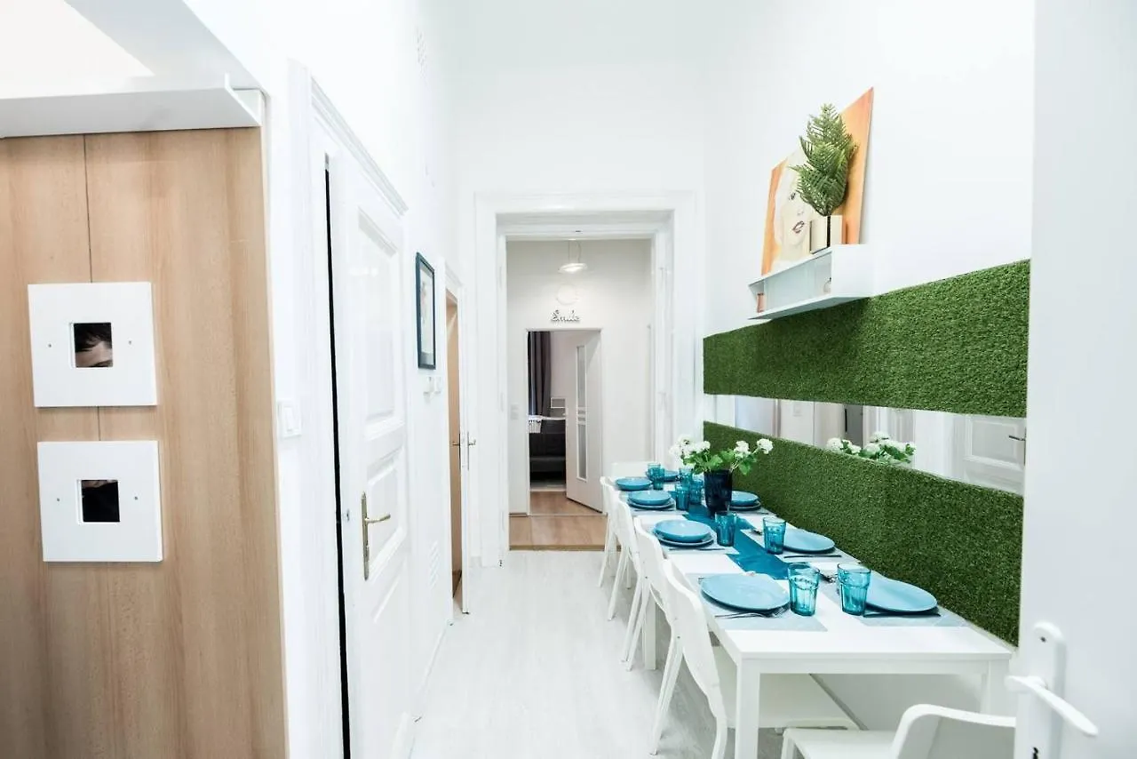 Cosy And Central Apartment With 4 Bedrooms And A/C Budapest 0*,  Ungern